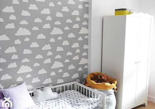 Skandynawia z elementami retro - Średni biały szary pokój dziecka dla dziecka dla nastolatka dla chłopca dla dziewczynki, styl skandynawski - zdjęcie od Amicus Design