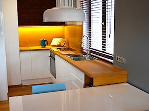 Mieszkanie na warszawskich Bielanach - Średnia otwarta z salonem biała szara z zabudowaną lodówką z nablatowym zlewozmywakiem kuchnia w kształcie litery l z oknem, styl skandynawski - zdjęcie od Amicus Design