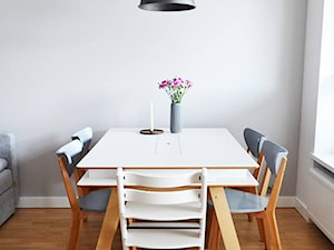 Skandynawia z elementami retro - Mała szara jadalnia w salonie, styl skandynawski - zdjęcie od Amicus Design