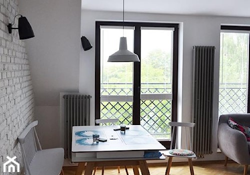 Wnętrze skandynawsko-industrialne - Mała biała jadalnia w salonie, styl industrialny - zdjęcie od Amicus Design