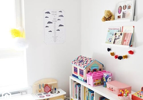 Skandynawia z elementami retro - Mały biały pokój dziecka dla niemowlaka dla dziecka dla dziewczynki, styl skandynawski - zdjęcie od Amicus Design