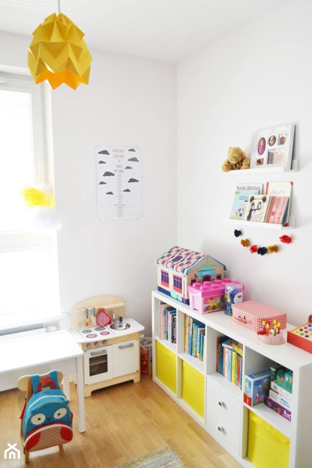 Skandynawia z elementami retro - Mały biały pokój dziecka dla niemowlaka dla dziecka dla dziewczynki, styl skandynawski - zdjęcie od Amicus Design