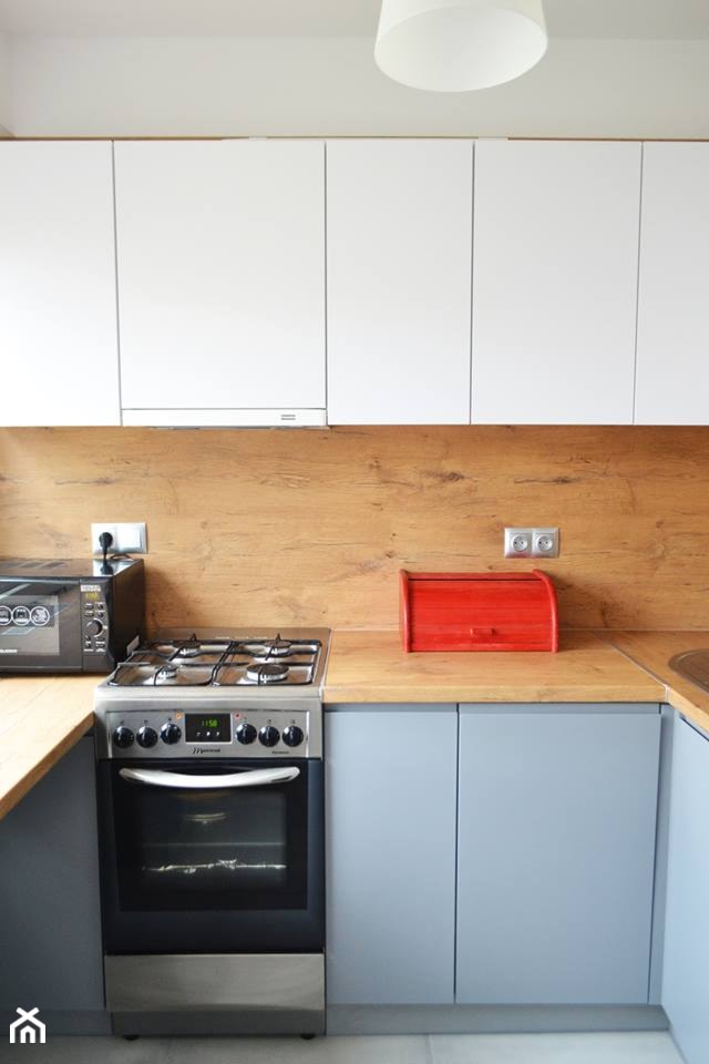 Mała kuchnia w bloku - Średnia beżowa biała z podblatowym zlewozmywakiem kuchnia w kształcie litery u z oknem, styl skandynawski - zdjęcie od Amicus Design