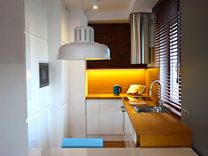 Mieszkanie na warszawskich Bielanach - Mała otwarta z zabudowaną lodówką z nablatowym zlewozmywakiem kuchnia w kształcie litery g z oknem z kompozytem na ścianie nad blatem kuchennym, styl skandynawski - zdjęcie od Amicus Design