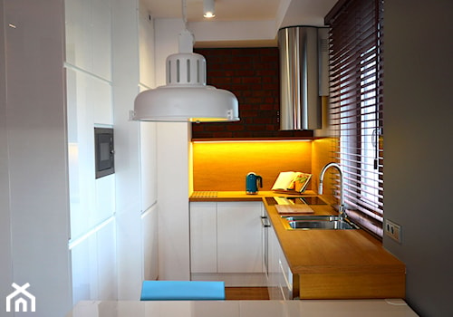 Mieszkanie na warszawskich Bielanach - Mała otwarta z zabudowaną lodówką z nablatowym zlewozmywakiem kuchnia w kształcie litery g z oknem z kompozytem na ścianie nad blatem kuchennym, styl skandynawski - zdjęcie od Amicus Design