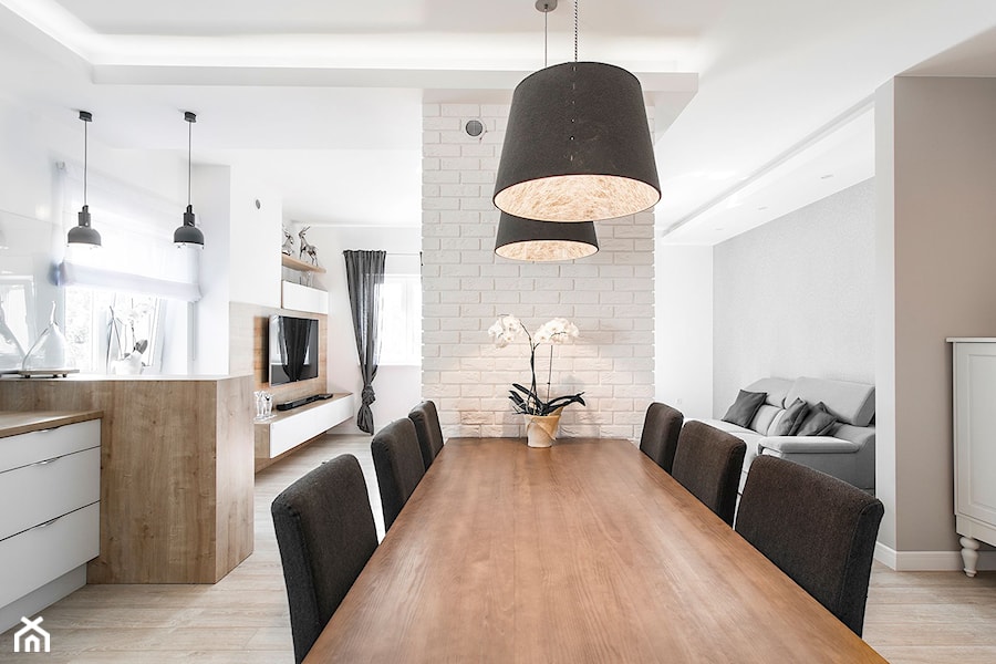 Mieszkanie - Mała otwarta z salonem biała szara kuchnia jednorzędowa z oknem, styl skandynawski - zdjęcie od Kamila Robakiewicz - architekt