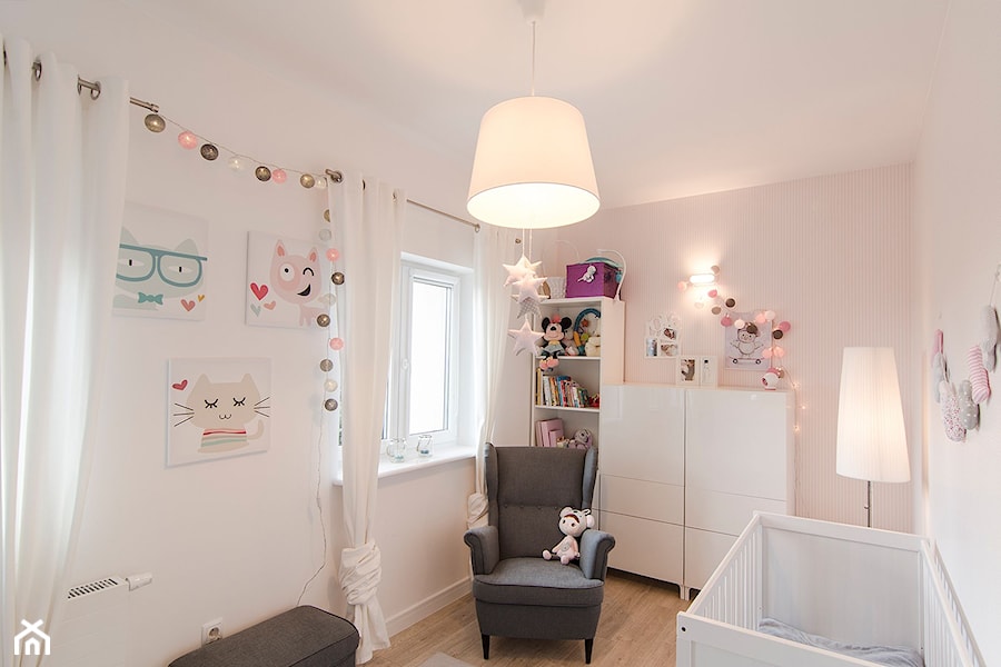 Mieszkanie - Średni różowy pokój dziecka dla niemowlaka dla chłopca dla dziewczynki, styl skandynawski - zdjęcie od Kamila Robakiewicz - architekt
