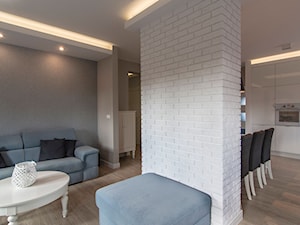 Mieszkanie - Mały biały szary salon z kuchnią z jadalnią, styl skandynawski - zdjęcie od Kamila Robakiewicz - architekt