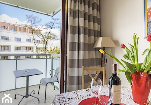 Kawalerka - Mały biały salon z jadalnią z tarasem / balkonem, styl nowoczesny - zdjęcie od Fotelstudio-Krzysiek Kulesza