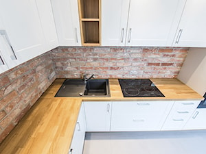 Mieszkanie 2 pokoje - Mała średnia otwarta z zabudowaną lodówką z nablatowym zlewozmywakiem kuchnia w kształcie litery l, styl nowoczesny - zdjęcie od Fotelstudio-Krzysiek Kulesza