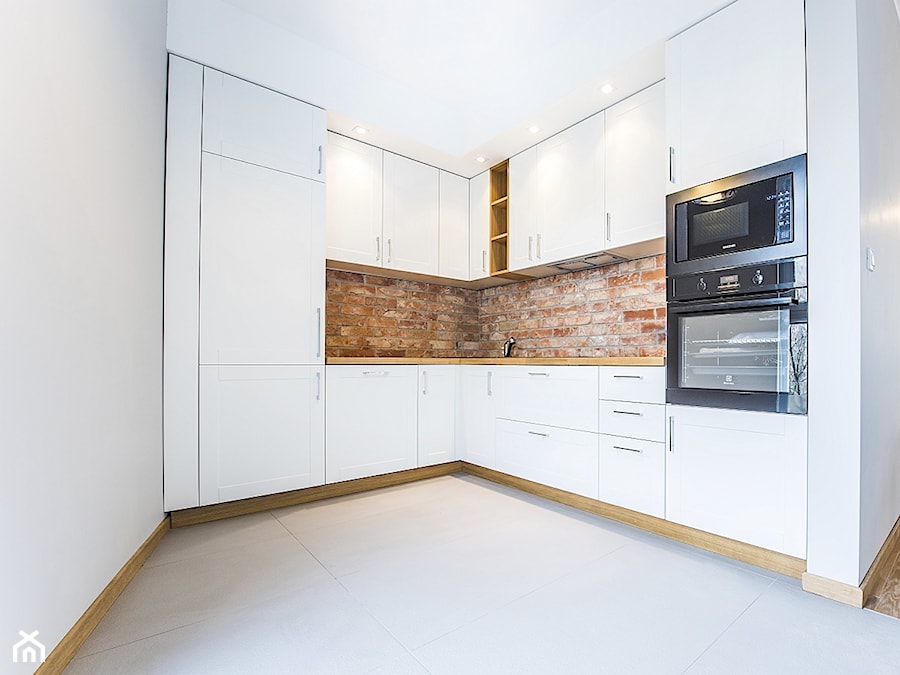 Mieszkanie 2 pokoje - Duża otwarta biała z zabudowaną lodówką kuchnia w kształcie litery l, styl nowoczesny - zdjęcie od Fotelstudio-Krzysiek Kulesza