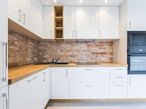 Mieszkanie 2 pokoje - Mała zamknięta z zabudowaną lodówką z nablatowym zlewozmywakiem kuchnia w kształcie litery l, styl nowoczesny - zdjęcie od Fotelstudio-Krzysiek Kulesza