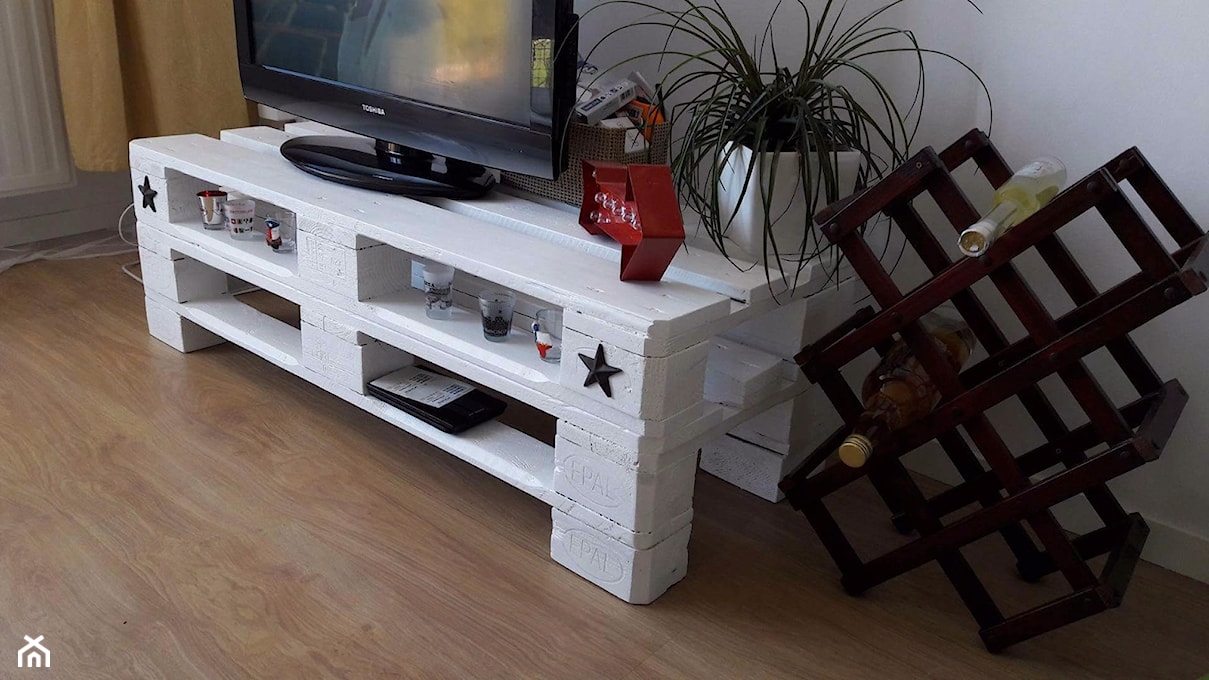 white wood pallet television stand