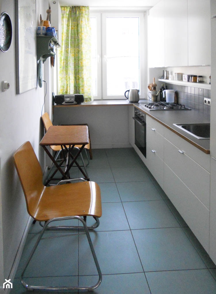 Mieszkanie M-4 - Średnia z salonem biała z zabudowaną lodówką z nablatowym zlewozmywakiem kuchnia w kształcie litery l z oknem, styl vintage - zdjęcie od Izabela Wawrzyńska