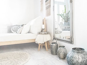 Mieszkanie w kamienicy - Mała biała sypialnia, styl skandynawski - zdjęcie od Paulina