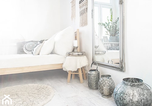 Mieszkanie w kamienicy - Mała biała sypialnia, styl skandynawski - zdjęcie od Paulina