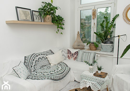 Mieszkanie w kamienicy - Mały biały salon, styl skandynawski - zdjęcie od Paulina