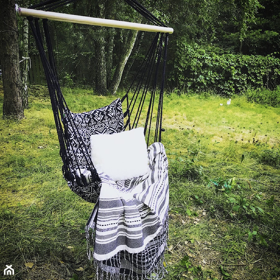 Boho kącik w ogrodzie - Ogród z huśtawką, styl skandynawski - zdjęcie od Paulina
