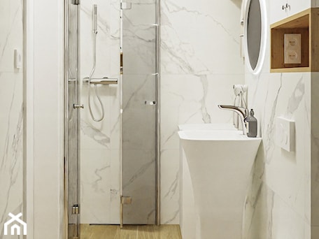 Aranżacje wnętrz - Łazienka: Mała łazienka z prysznicem w bloku marmur drewno biała minimalistyczna PROJEKT: WNĘTRZE - PROJEKT: WNĘTRZE. Przeglądaj, dodawaj i zapisuj najlepsze zdjęcia, pomysły i inspiracje designerskie. W bazie mamy już prawie milion fotografii!