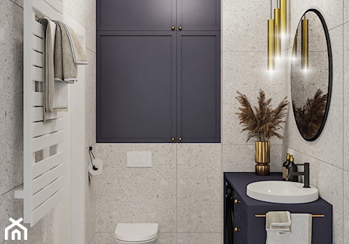 Mała łazienka z lastryko, granatem i złotymi akcentami - połączenie eleganckiej klasyki i najnowszyc ... - zdjęcie od PROJEKT: WNĘTRZE
