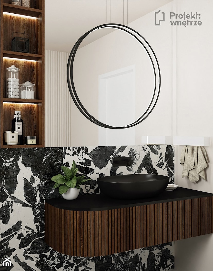 Mała łazienka z wanną z oknem styl nowoczesny minimalistyczny z WC beżowa czarna lamele okrągłe lustro oświetlenie punktowe ledowe wanna przyścienna czarna armatura - zdjęcie od PROJEKT: WNĘTRZE - Homebook