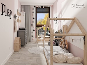 Pokój dla dziewczynki mały pokój dziecka styl skandynawski strefa zabaw dla dziecka spania nauki z biurkiem motyw domki różowy szary PROJEKT: WNĘTRZE projektwnetrze.com.pl - zdjęcie od PROJEKT: WNĘTRZE