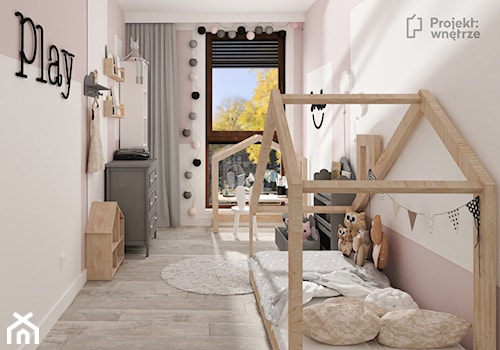 Pokój dla dziewczynki mały pokój dziecka styl skandynawski strefa zabaw dla dziecka spania nauki z biurkiem motyw domki różowy szary PROJEKT: WNĘTRZE projektwnetrze.com.pl - zdjęcie od PROJEKT: WNĘTRZE