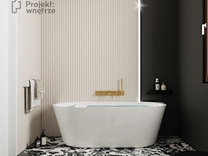 Mała łazienka z wanną przyścienną z oknem styl nowoczesny czarna beżowa płytki lamele oświetlenie ledowe złota armatura - zdjęcie od PROJEKT: WNĘTRZE