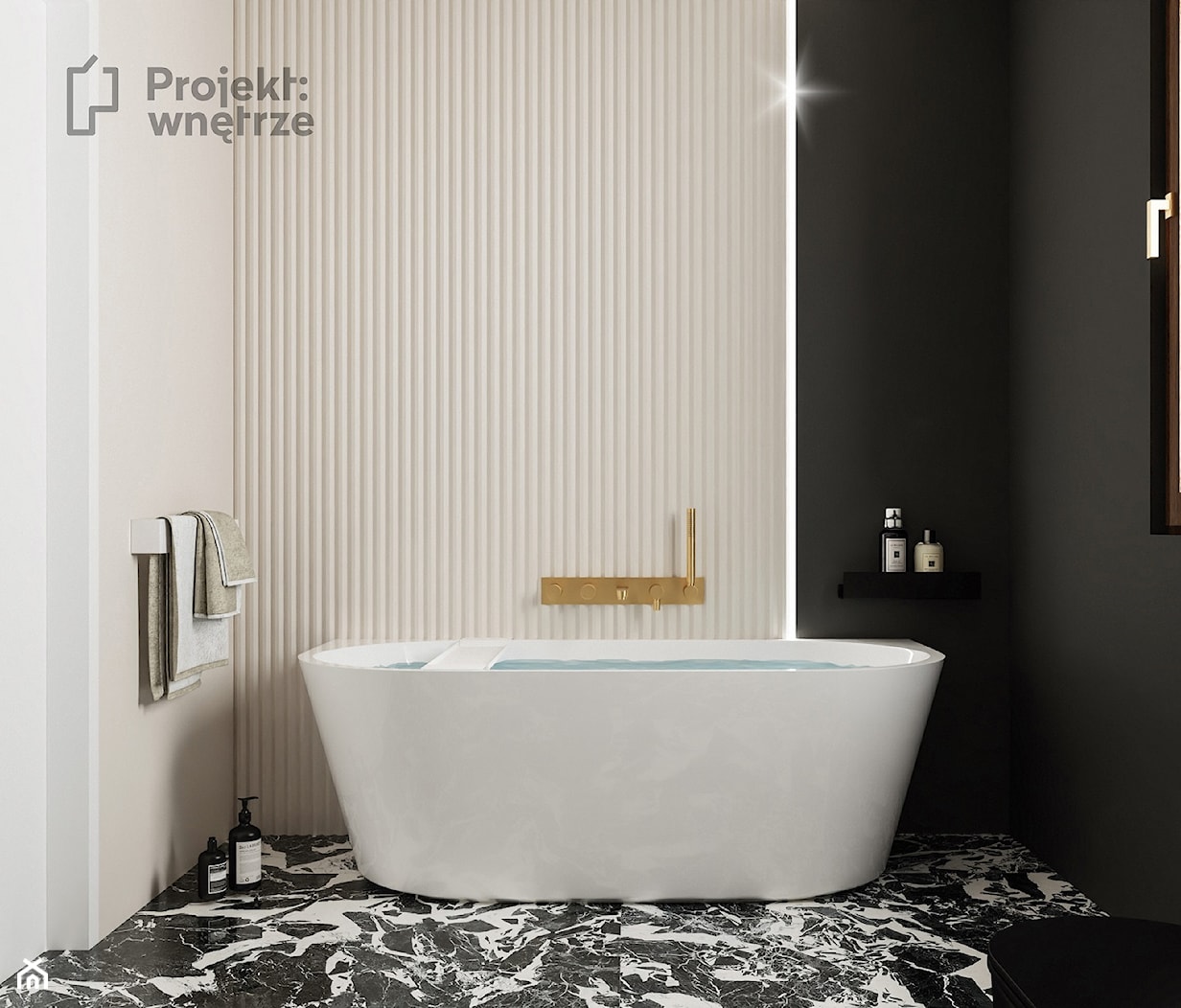 Mała łazienka z wanną przyścienną z oknem styl nowoczesny czarna beżowa płytki lamele oświetlenie ledowe złota armatura - zdjęcie od PROJEKT: WNĘTRZE - Homebook