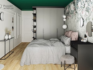 Mała sypialnia małżeńska szara z szafą styl nowoczesny butelkowa zieleń z szafkami nocnymi czarnymi tapeta kwiaty zagłówek łóżka tapicerowany szary lustro okrągłe sztukateria - zdjęcie od PROJEKT: WNĘTRZE