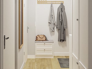 Mały hol przedpokój biały szary z szafą szafką nowoczesny drewno jasne PROJEKT: WNĘTRZE www.projektwnetrze.com.pl - zdjęcie od PROJEKT: WNĘTRZE