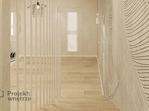 Schody dwubiegowe drewniane styl nowoczesny japandi balustrada ażurowa tapeta stopnie drewno beton oświetlenie lampa wisząca kinkiet PROJEKT: WNĘTRZE projektwnetrze.com.pl - zdjęcie od PROJEKT: WNĘTRZE