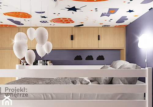 Pokój dla chłopca mały pokój dziecka łóżko piętrowe z biurkiem z szafą styl skandynawski naklejki tapeta na suficie strefa spania, strefa nauki motyw balony PROJEKT: WNĘTRZE - zdjęcie od PROJEKT: WNĘTRZE