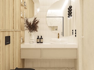 Mała łazienka japandi z marmurem z prysznicem bez okna beżowa drewno białe płytki okrągłe lustro odpływ liniowy umywalka nablatowa wisząca szafka umywalkowa z szufladą białe płytki cegiełki mozaika wi - zdjęcie od PROJEKT: WNĘTRZE