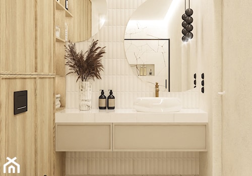 Mała łazienka japandi z marmurem z prysznicem bez okna beżowa drewno białe płytki okrągłe lustro odpływ liniowy umywalka nablatowa wisząca szafka umywalkowa z szufladą białe płytki cegiełki mozaika wi - zdjęcie od PROJEKT: WNĘTRZE