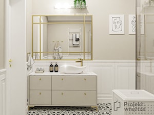 Mała z oknem z punktowym oświetleniem z prysznicem łazienka glamour hampton szara beżowa złote lustro prostokątne umywalka nablatowa szafka stojąca PROJEKT: WNĘTRZE - zdjęcie od PROJEKT: WNĘTRZE