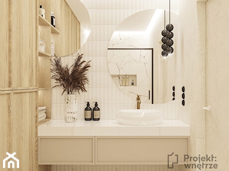 Aranżacje wnętrz - Łazienka: Mała łazienka japandi z marmurem z prysznicem bez okna beżowa drewno białe płytki okrągłe lustro odpływ liniowy umywalka nablatowa wisząca szafka umywalkowa z szufladą białe płytki cegiełki mozaika - PROJEKT: WNĘTRZE. Przeglądaj, dodawaj i zapisuj najlepsze zdjęcia, pomysły i inspiracje designerskie. W bazie mamy już prawie milion fotografii!