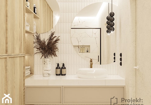 Mała łazienka japandi z marmurem z prysznicem bez okna beżowa drewno białe płytki okrągłe lustro odp ... - zdjęcie od PROJEKT: WNĘTRZE