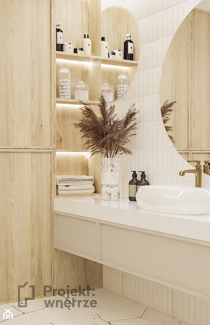 Mała łazienka japandi z prysznicem bez okna beżowa drewno białe płytki okrągłe lustro odpływ liniowy umywalka nablatowa wisząca szafka umywalkowa z szufladą białe płytki cegiełki mozaika - PROJEKT: WN - zdjęcie od PROJEKT: WNĘTRZE - Homebook