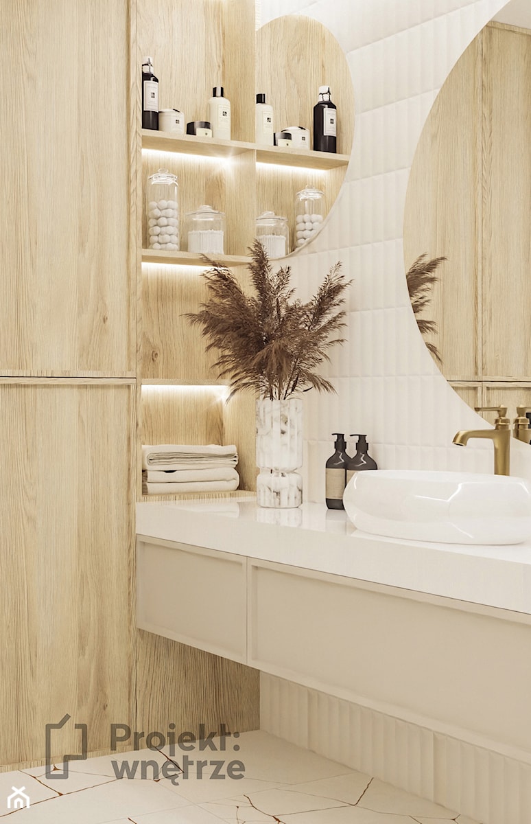 Mała łazienka japandi z prysznicem bez okna beżowa drewno białe płytki okrągłe lustro odpływ liniowy umywalka nablatowa wisząca szafka umywalkowa z szufladą białe płytki cegiełki mozaika - PROJEKT: WN - zdjęcie od PROJEKT: WNĘTRZE