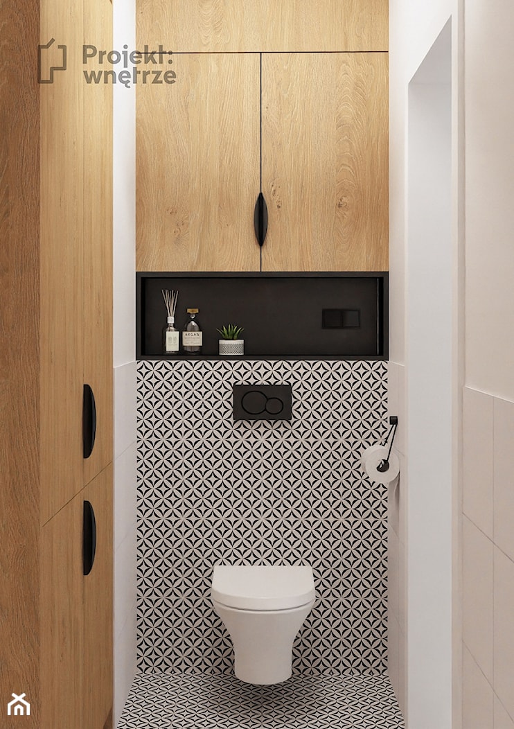 WC mała bez okna drewno owalne lustro styl nowoczesny umywalka wisząca oświetlenie punktowe PROJEKT: WNĘTRZE - zdjęcie od PROJEKT: WNĘTRZE - Homebook