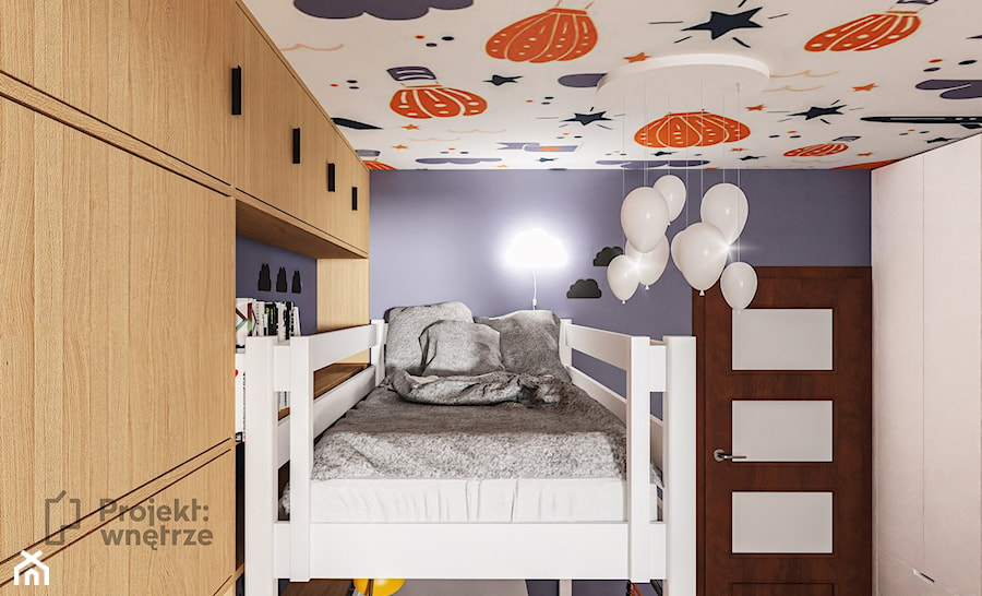 Pokój dla chłopca mały pokój dziecka łóżko piętrowe z biurkiem z szafą styl skandynawski naklejki tapeta na suficie strefa spania, strefa nauki motyw balony PROJEKT: WNĘTRZE - zdjęcie od PROJEKT: WNĘTRZE