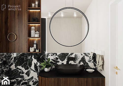 Mała łazienka z wanną z oknem styl nowoczesny minimalistyczny z WC beżowa czarna umywalka lamele okrągłe lustro oświetlenie punktowe ledowe czarna armatura - zdjęcie od PROJEKT: WNĘTRZE