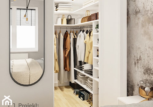 Mała szara sypialnia nowoczesna z szafą biurkiem lustrem szafkami i garderobą - PROJEKT:WNĘTRZE www.projektwnetrze.com.pl - zdjęcie od PROJEKT: WNĘTRZE