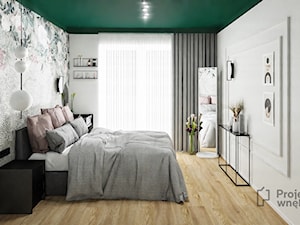 Mała sypialnia małżeńska szara z szafą styl nowoczesny butelkowa zieleń z szafkami nocnymi czarnymi tapeta kwiaty zagłówek łóżka tapicerowany szary lustro okrągłe - zdjęcie od PROJEKT: WNĘTRZE