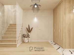 Duży beżowy hol / przedpokój biały z szafą japandi styl minimalistyczny z lustrem z siedziskiem ze schodami z zabudową meblową jasne drewno struktura dekoracyjna drzwi ukryte - PROJEKT: WNĘTRZE - zdjęcie od PROJEKT: WNĘTRZE