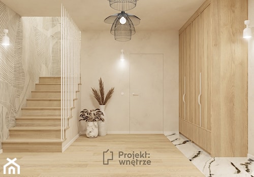 Duży beżowy hol / przedpokój biały z szafą japandi styl minimalistyczny z lustrem z siedziskiem ze schodami z zabudową meblową jasne drewno struktura dekoracyjna drzwi ukryte - PROJEKT: WNĘTRZE - zdjęcie od PROJEKT: WNĘTRZE