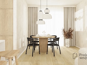 Mała jadalnia nowoczesna w salonie z drewnianym stołem okrągłym beżowe ściany czarne krzesła podłoga jasne drewno ściany beton struktury dekoracyjne - zdjęcie od PROJEKT: WNĘTRZE