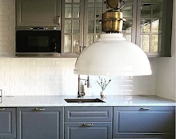 Biała lampa industrialna w kuchni w stylu skandynawskim - zdjęcie od EK Concept - Homebook