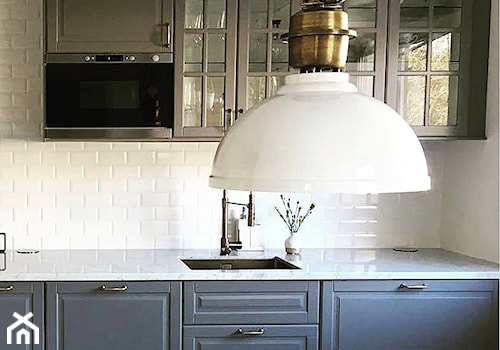 Biała lampa industrialna w kuchni w stylu skandynawskim - zdjęcie od EK Concept